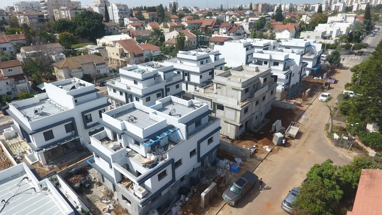 בנייה חדשה שכונת וילות רחובות דובנוב ואבן שושן ראשון לציון — פרומקו
